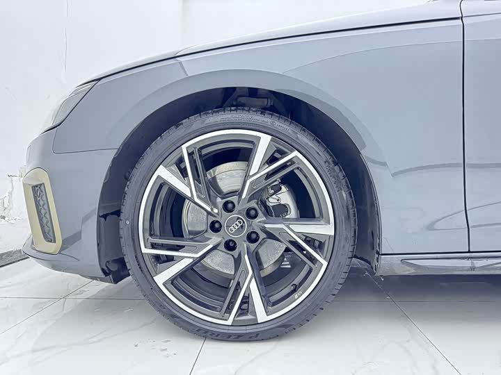 Фото 16 - Audi A4L