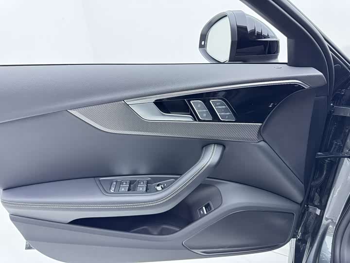 Фото 4 - Audi A4L