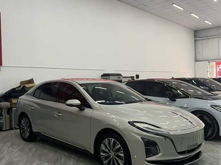 Фото 2 - Hongqi E-QM5