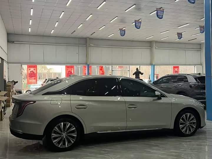 Фото 3 - Hongqi E-QM5