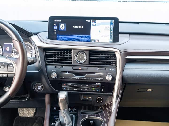 Фото 13 - Lexus RX