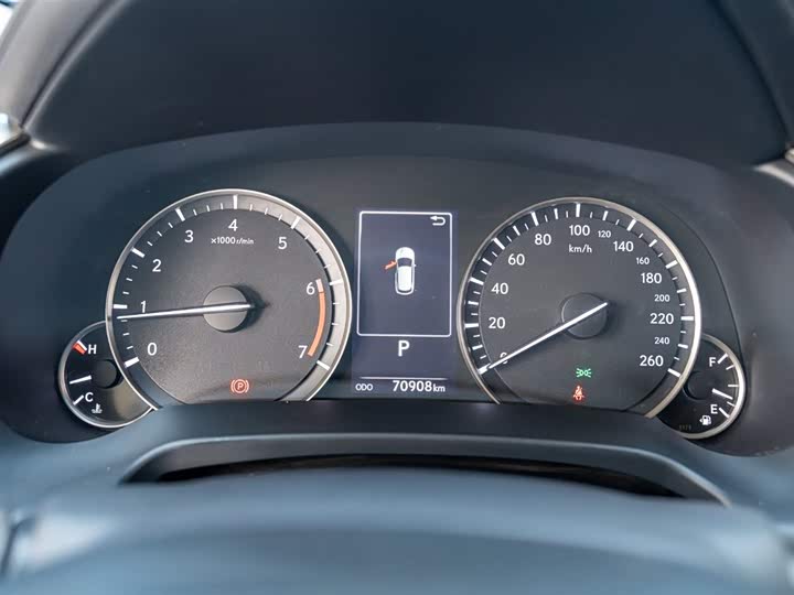 Фото 19 - Lexus RX