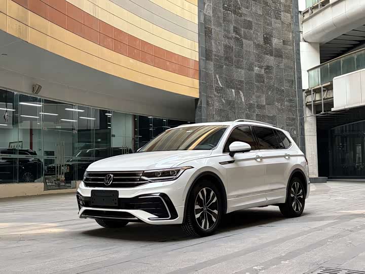 Фото 1 - Volkswagen Tiguan L Pro