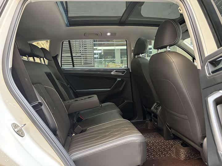 Фото 10 - Volkswagen Tiguan L Pro