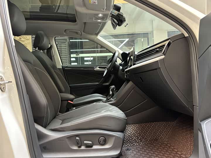 Фото 11 - Volkswagen Tiguan L Pro