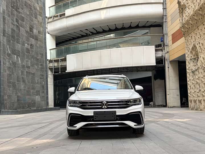 Фото 2 - Volkswagen Tiguan L Pro