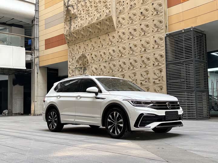 Фото 3 - Volkswagen Tiguan L Pro