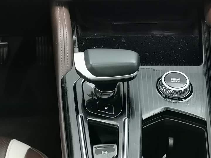 Фото 13 - Geely Monjaro