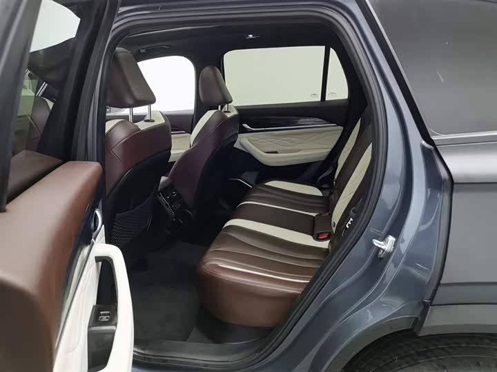 Фото 15 - Geely Monjaro