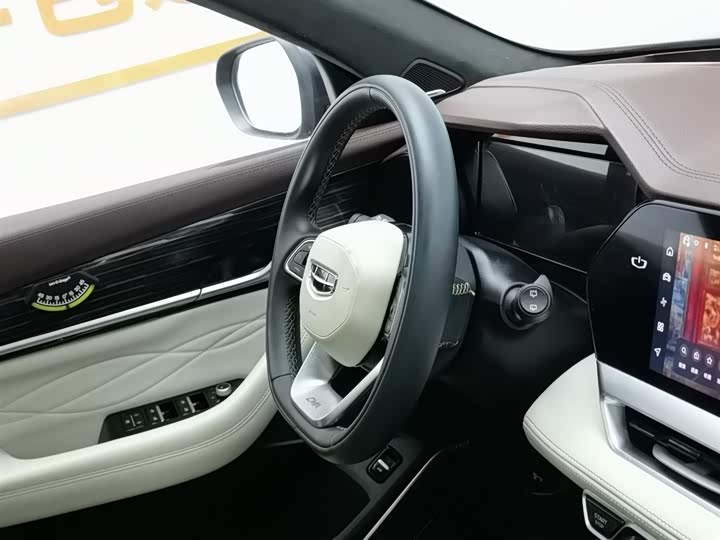 Фото 22 - Geely Monjaro