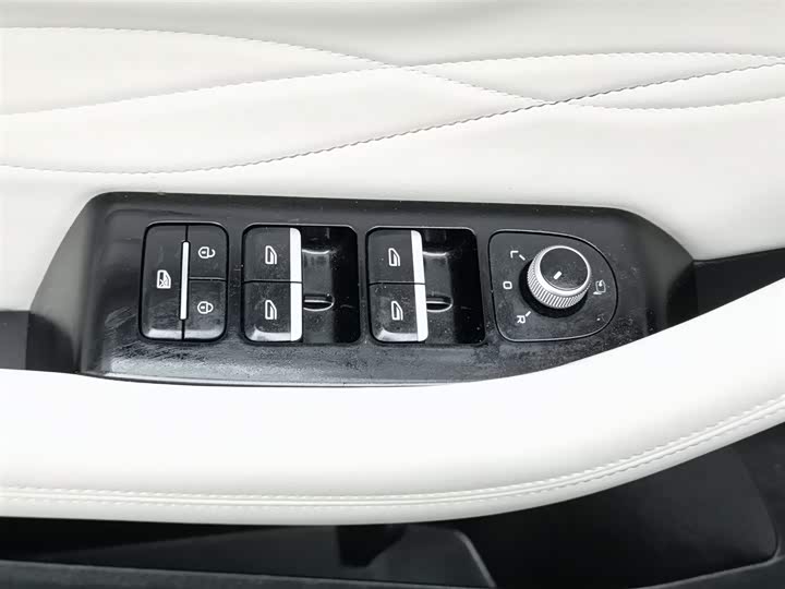 Фото 9 - Geely Monjaro