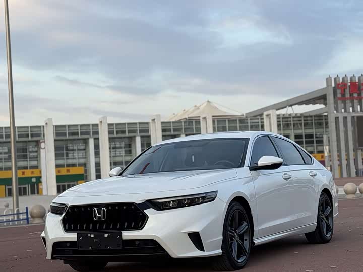 Фото 1 - Honda Inspire