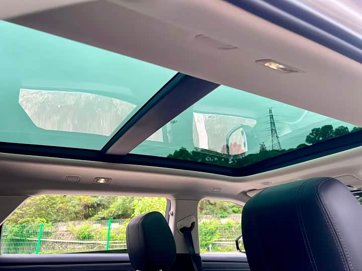 Фото 24 - Land Rover Range Rover Evoque L Hybrid