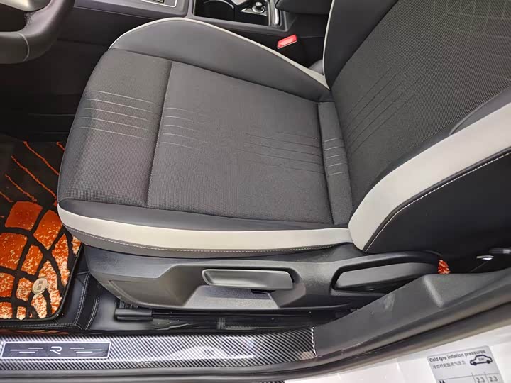 Фото 10 - Volkswagen Golf