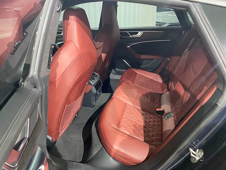 Фото 17 - Audi S7