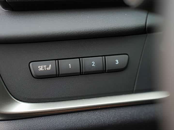 Фото 24 - Lexus RZ