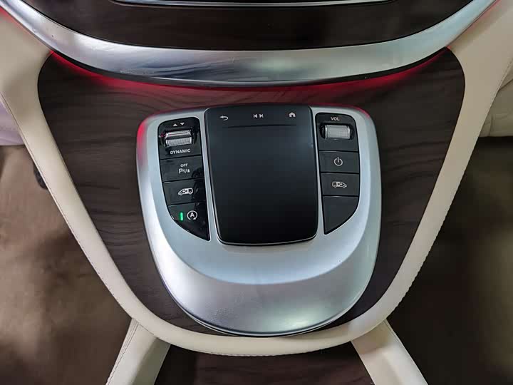 Фото 18 - Mercedes-Benz V-Class