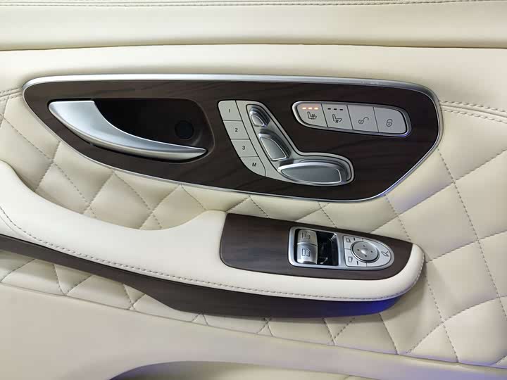 Фото 19 - Mercedes-Benz V-Class