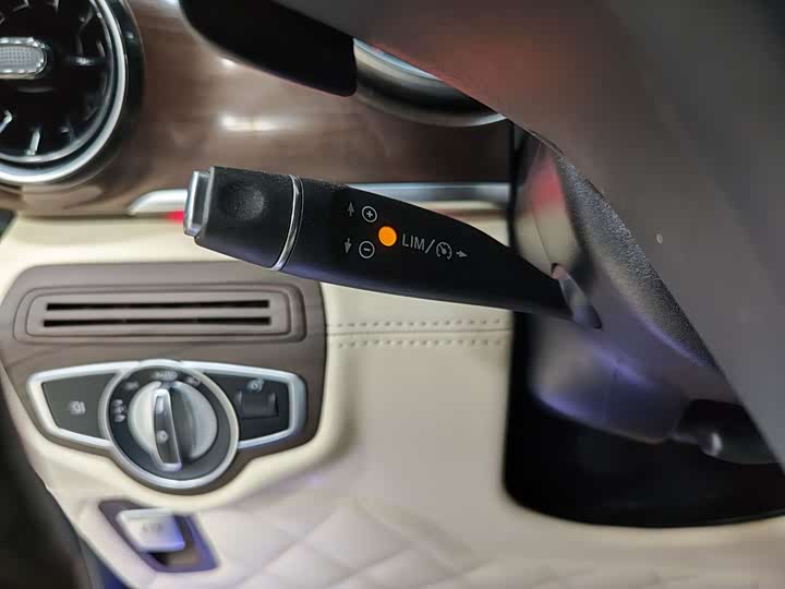 Фото 21 - Mercedes-Benz V-Class