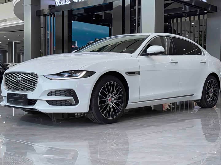 Фото 1 - Jaguar XE L