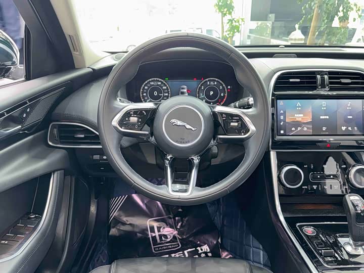 Фото 11 - Jaguar XE L