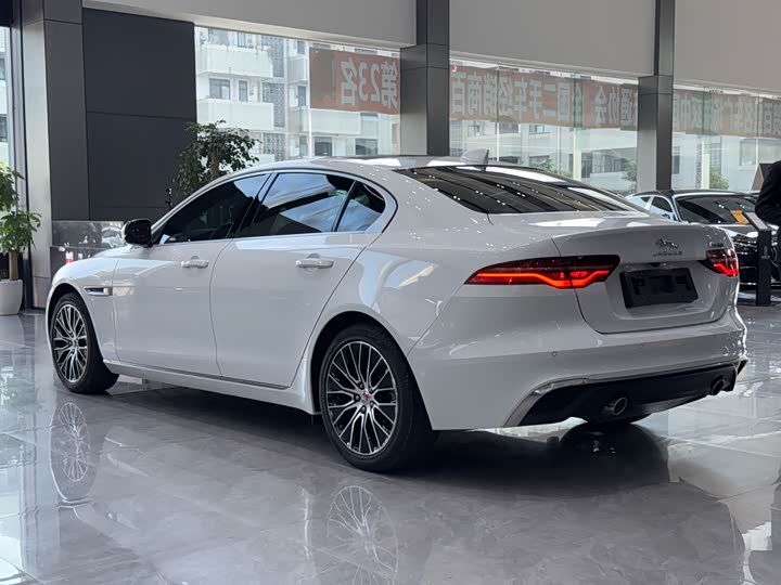 Фото 14 - Jaguar XE L