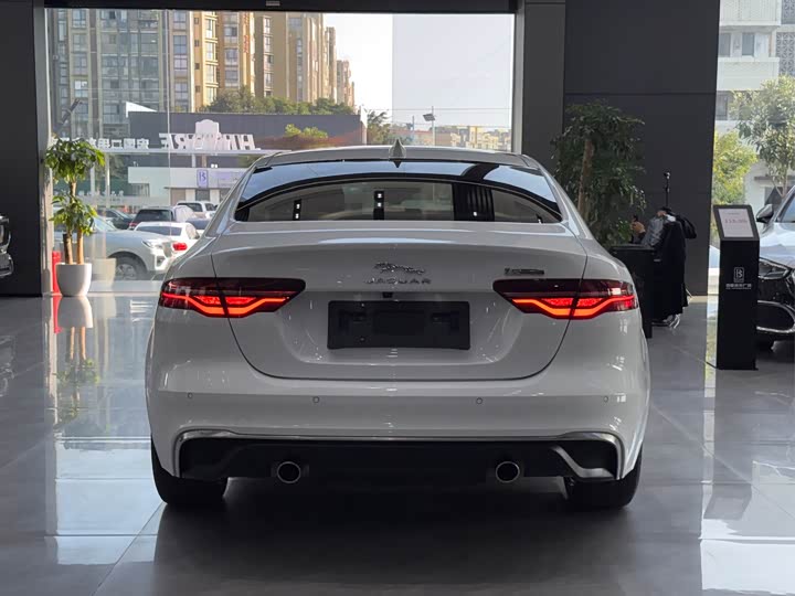 Фото 15 - Jaguar XE L