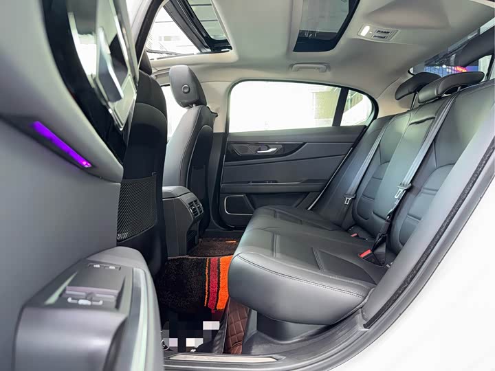 Фото 4 - Jaguar XE L