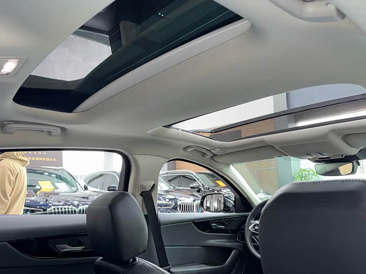 Фото 6 - Jaguar XE L