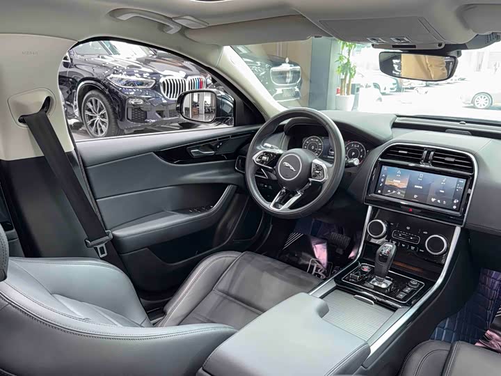 Фото 7 - Jaguar XE L