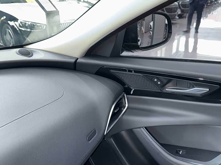 Фото 8 - Jaguar XE L