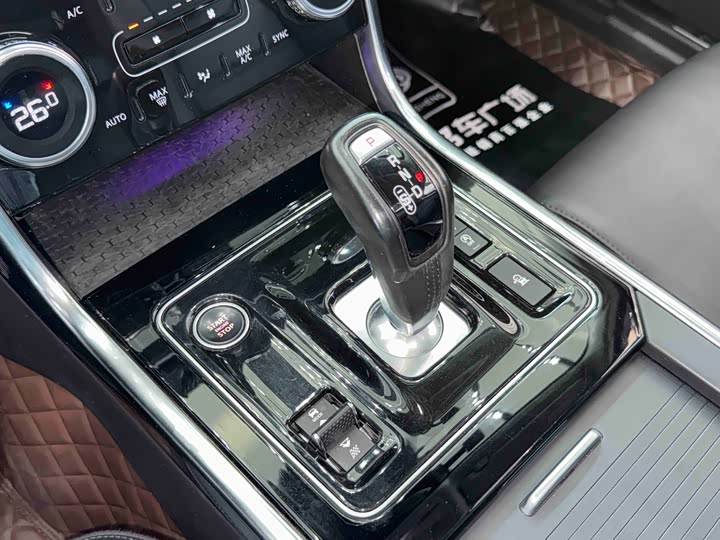 Фото 9 - Jaguar XE L