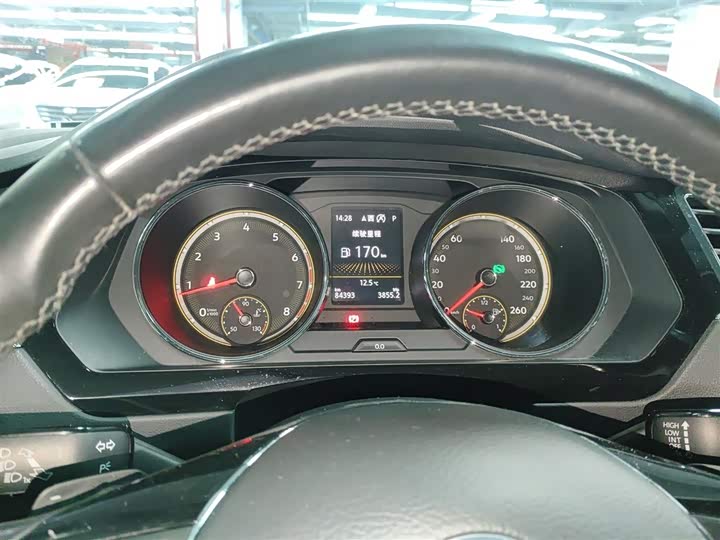 Фото 8 - Volkswagen Tiguan L Pro