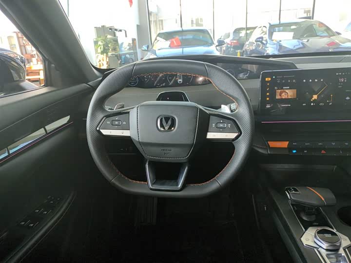 Фото 11 - Changan UNI-V