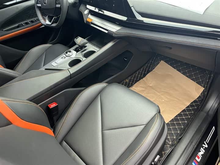 Фото 8 - Changan UNI-V