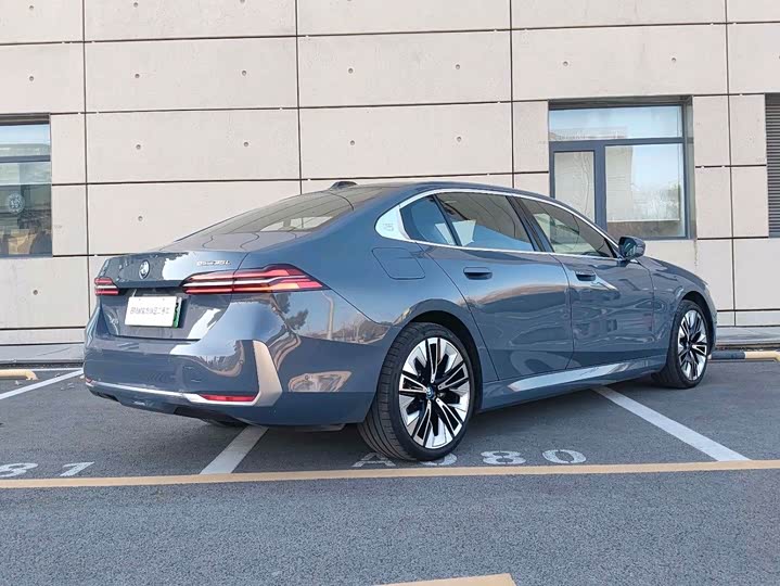 Фото 10 - BMW i5