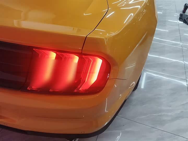 Фото 8 - Ford Mustang