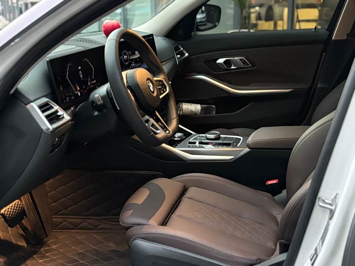 Photo 8 - BMW 3 Series