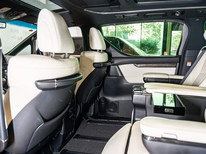 Фото 13 - Lexus LM