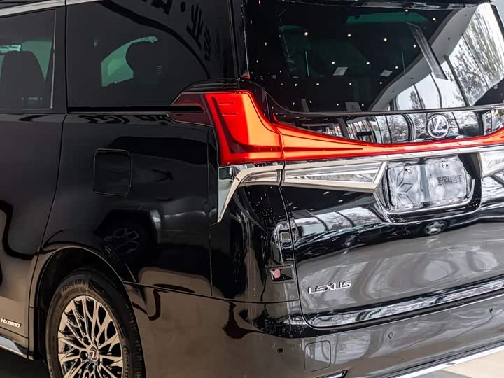 Фото 17 - Lexus LM