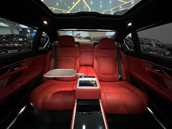 Фото 13 - BMW 7 Series