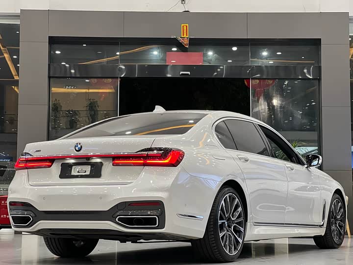 Фото 17 - BMW 7 Series