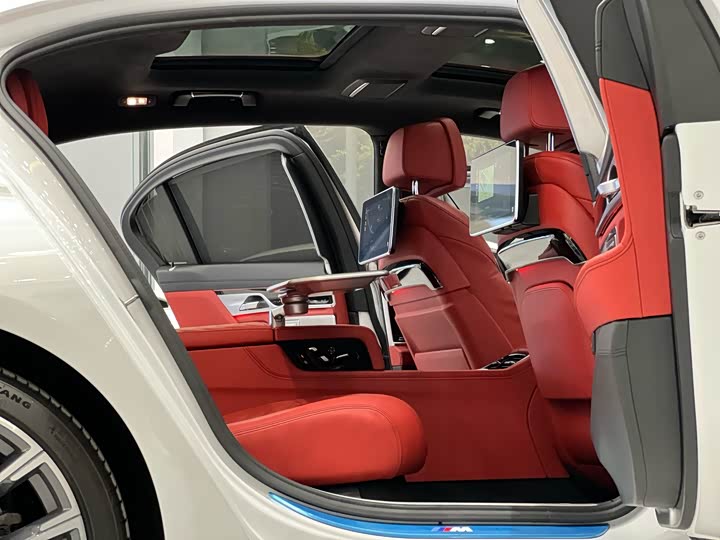 Фото 8 - BMW 7 Series