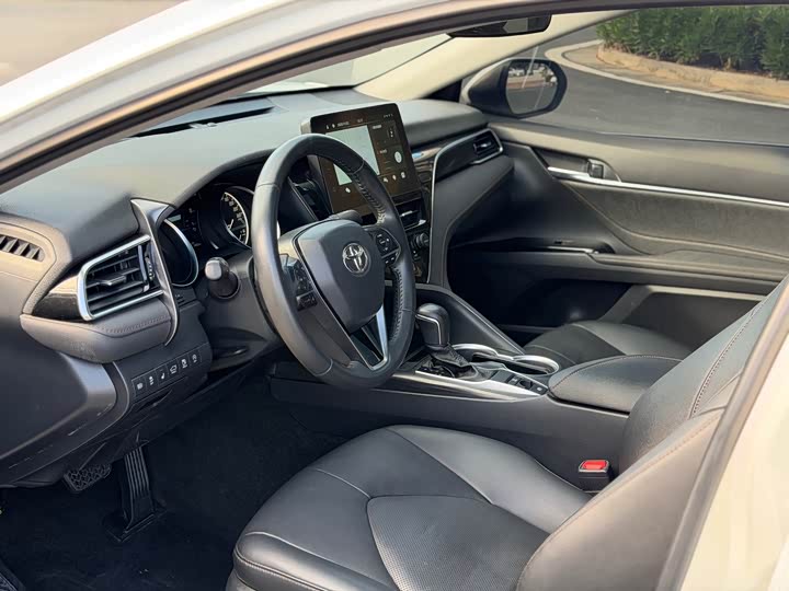 Фото 10 - Toyota Camry