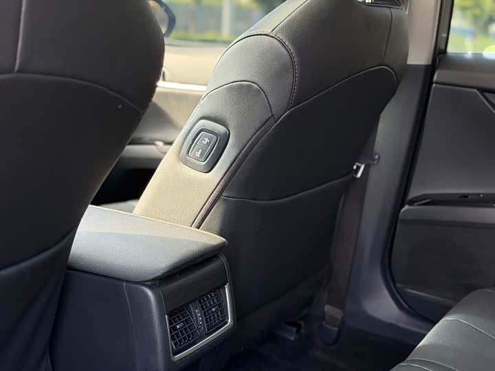 Фото 12 - Toyota Camry