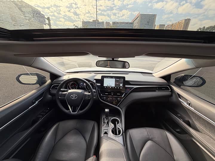 Фото 13 - Toyota Camry