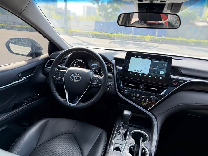 Фото 14 - Toyota Camry