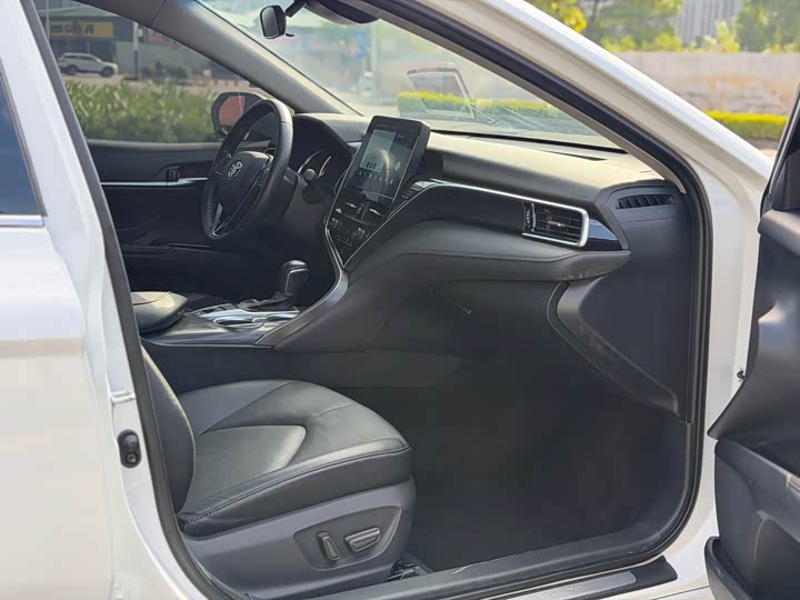 Фото 15 - Toyota Camry