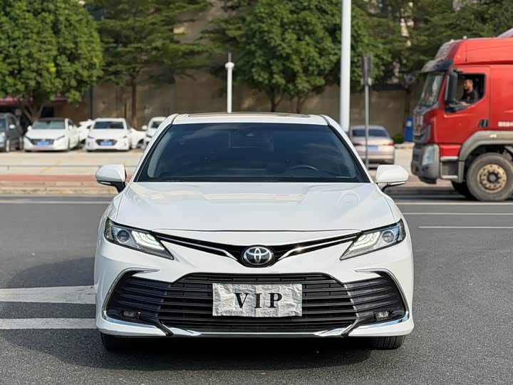 Фото 2 - Toyota Camry