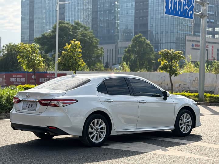 Фото 8 - Toyota Camry